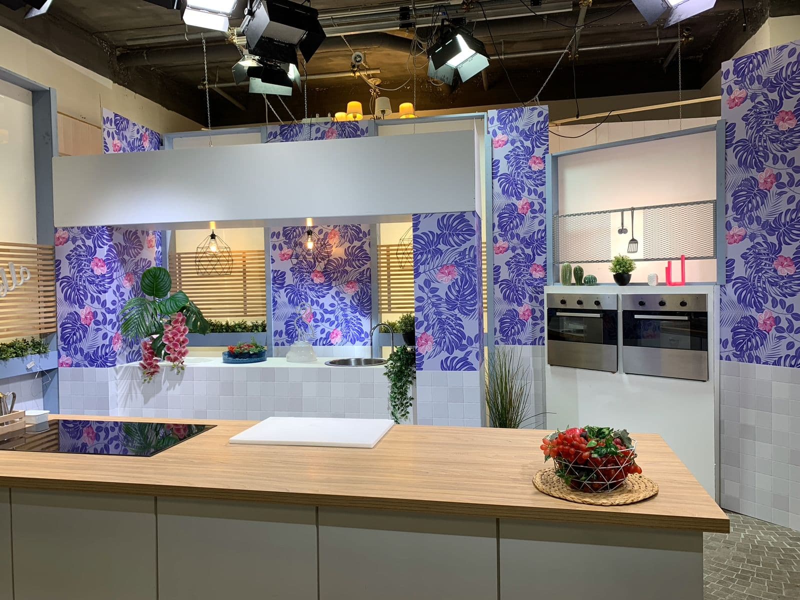 Lo studio televisivo di Alice TV allestito con la cucina del programma.