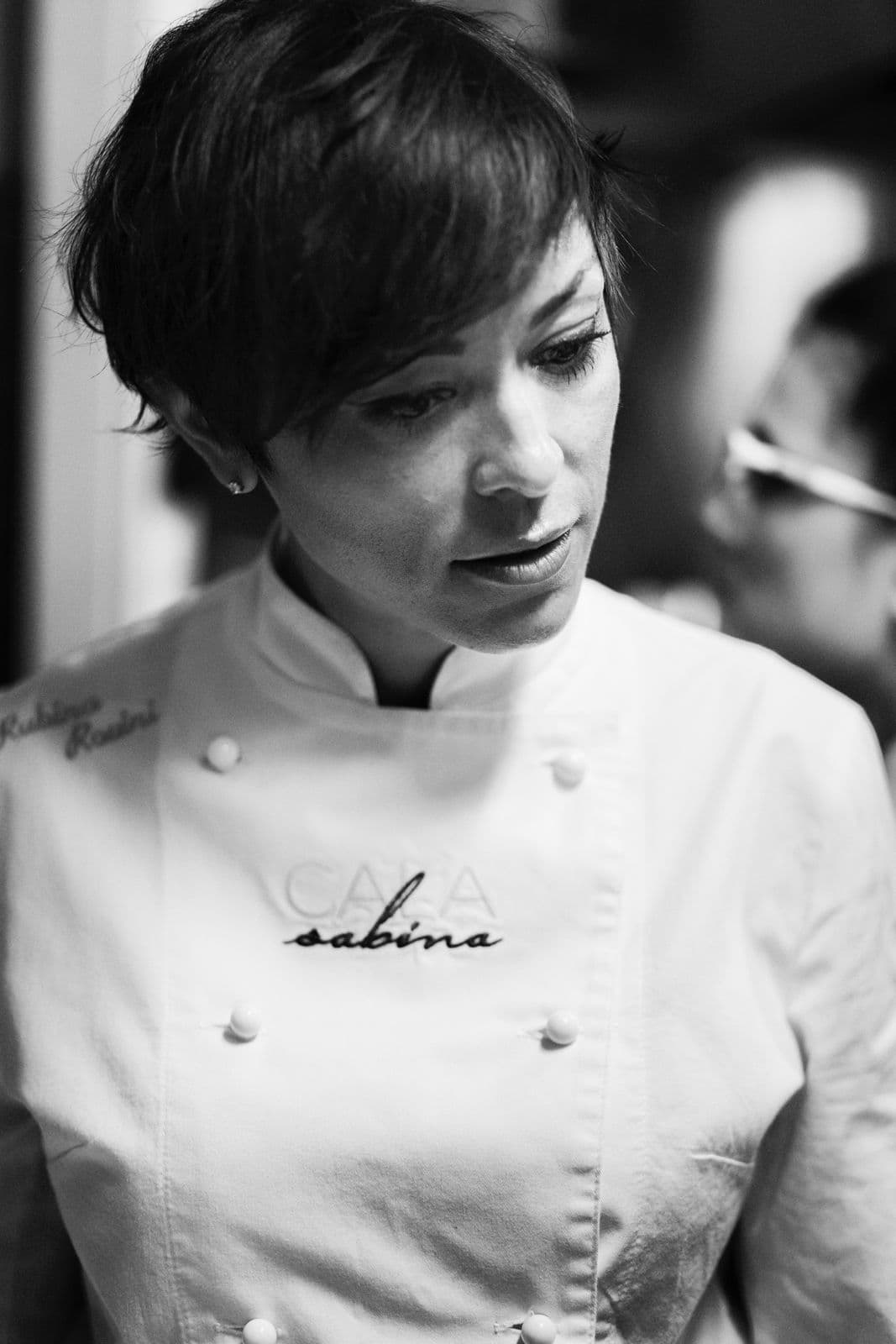 Primo piano della giacca da chef con il ricamo Cala Sabina.