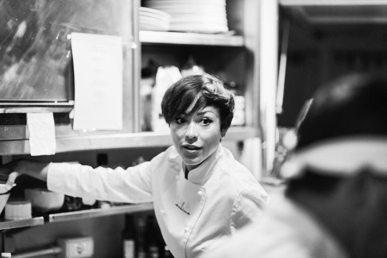 Rubina Rovini al passe della cucina di Cala Sabina durante il servizio.