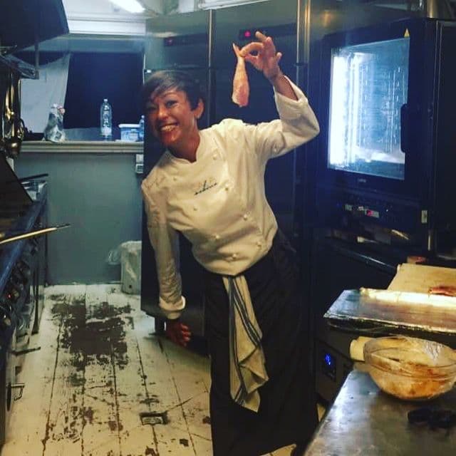 Rubina Rovini solleva un pesce appena arrivato nella cucina del ristorante.