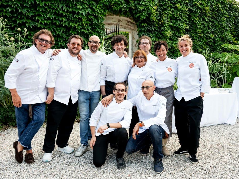 La brigata di chef di Chefs for Life riunita per una foto di gruppo nel giardino di Palazzo Giusti a Verona.