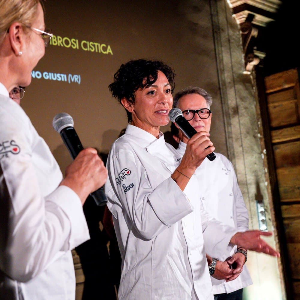 Rubina Rovini parla al microfono durante la serata benefica Chefs for Life al Giardino Giusti di Verona.