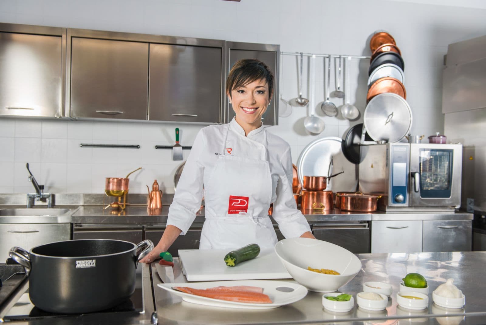 Rubina Rovini nella cucina professionale, con il grembiule Dussmann.