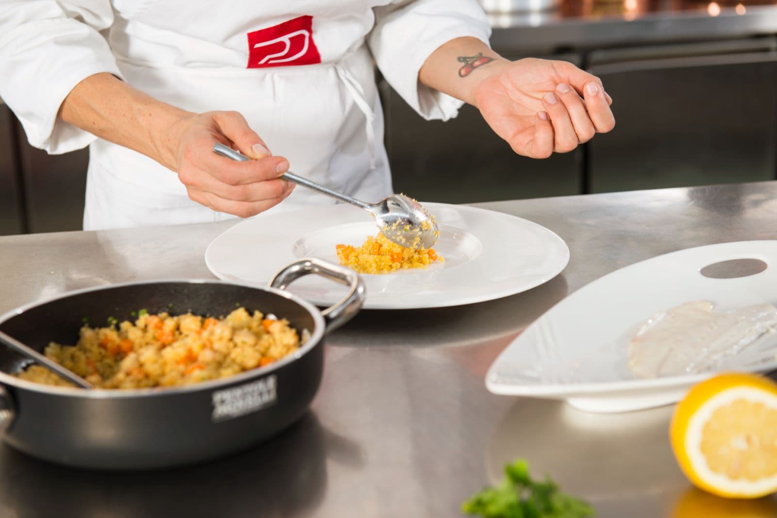 Rubina Rovini impiatta il cous cous con il coppapasta.