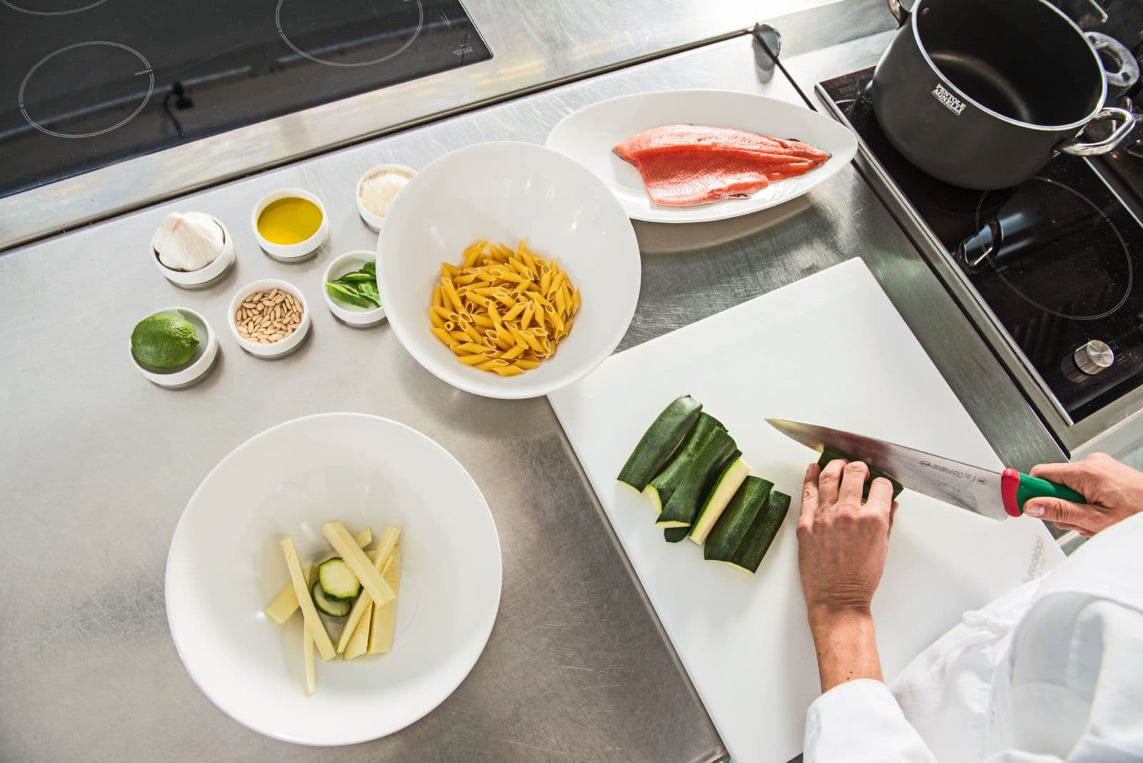 Ingredienti in mise en place sul piano d'acciaio, pronti per la ricetta.