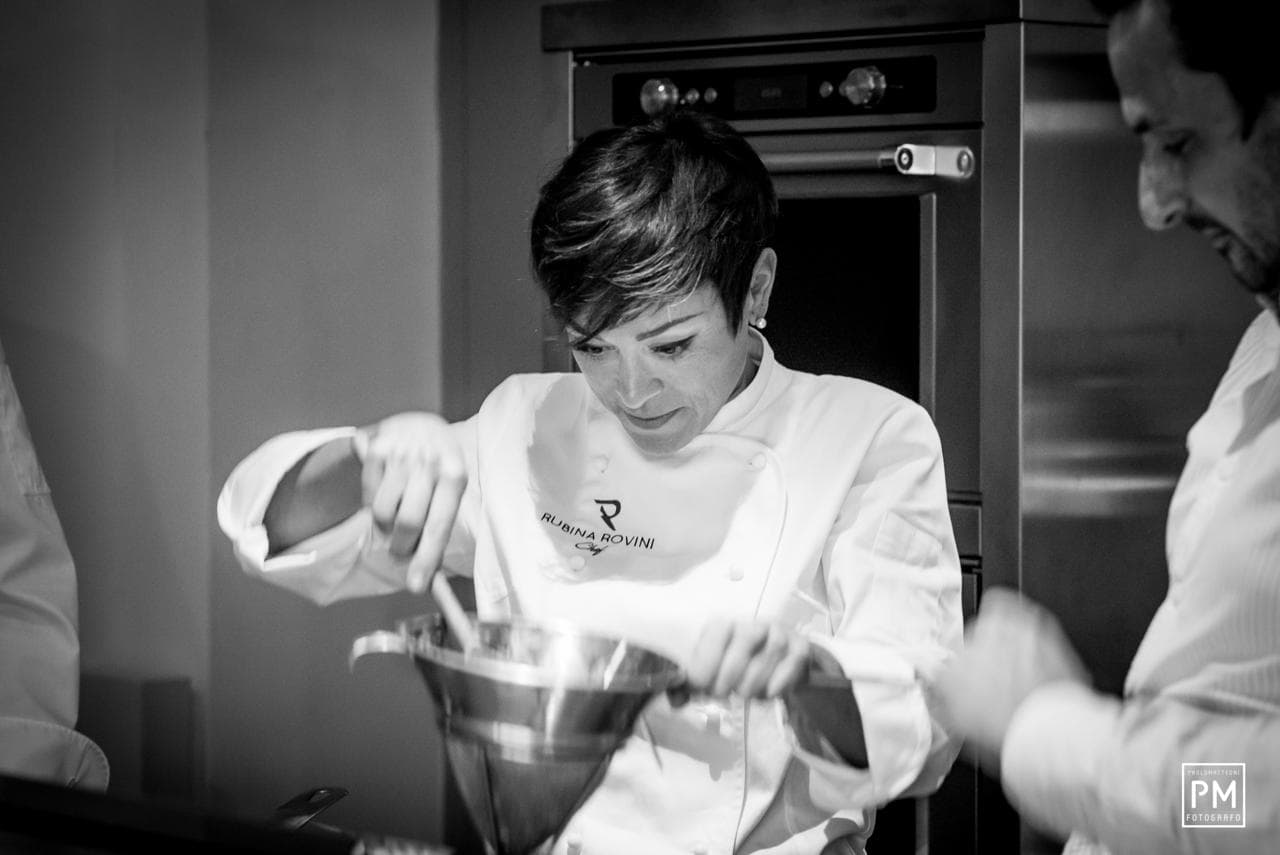 Rubina Rovini e lo chef Filippo Saporito cucinano insieme nella cucina del ristorante.