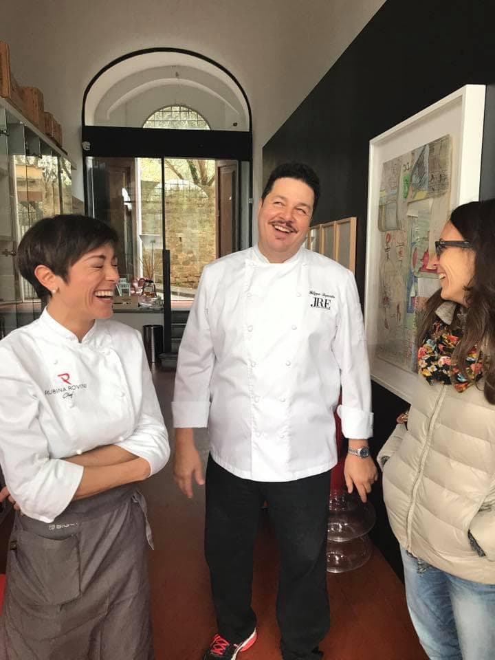 Rubina Rovini con lo chef Filippo Saporito e un'ospite, a Villa Bardini.