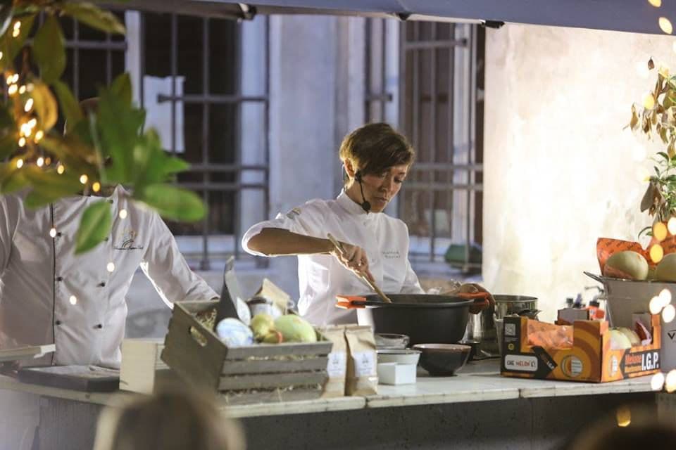 Showcooking allestito con le cassette di meloni mantovani accanto ai fornelli.