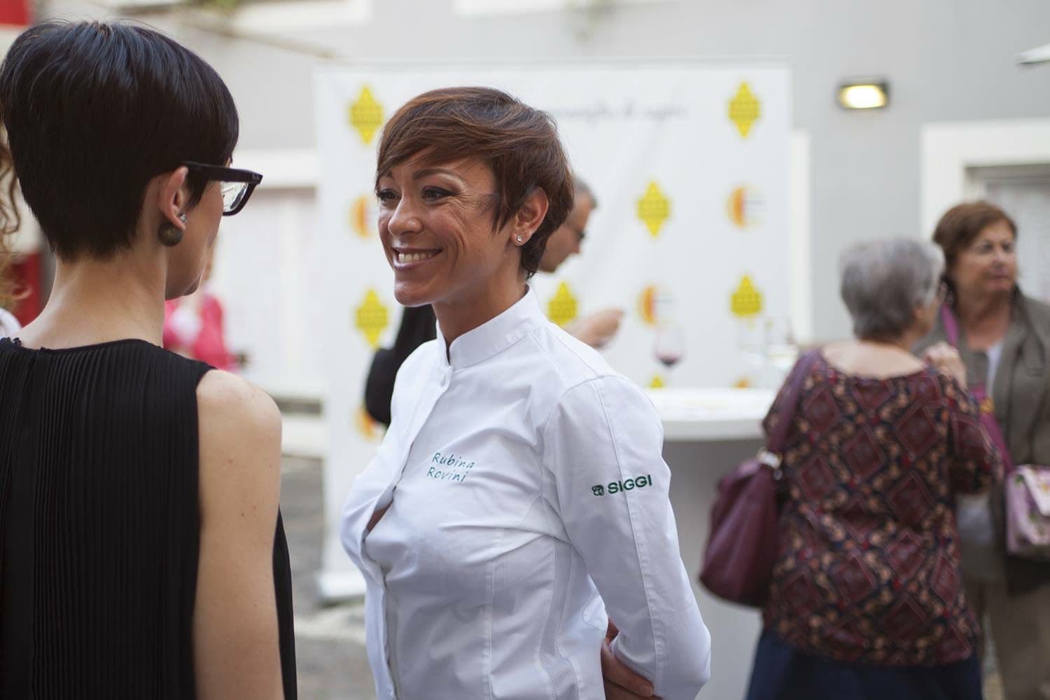 Rubina Rovini in conversazione con i visitatori allo stand del consorzio.