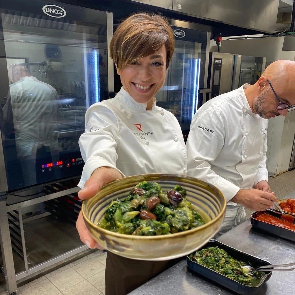 Rubina Rovini mostra un piatto insieme a uno chef nella cucina professionale MyChef.