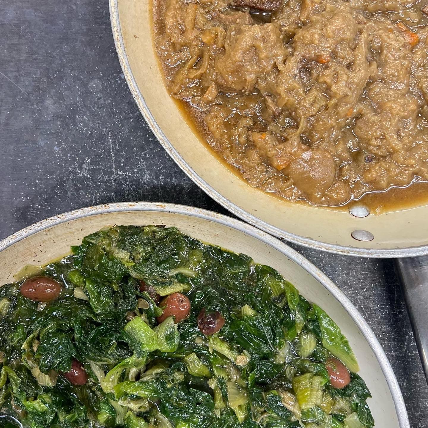 Le padelle con lo spezzatino e le verdure saltate, pronte per l'assaggio.