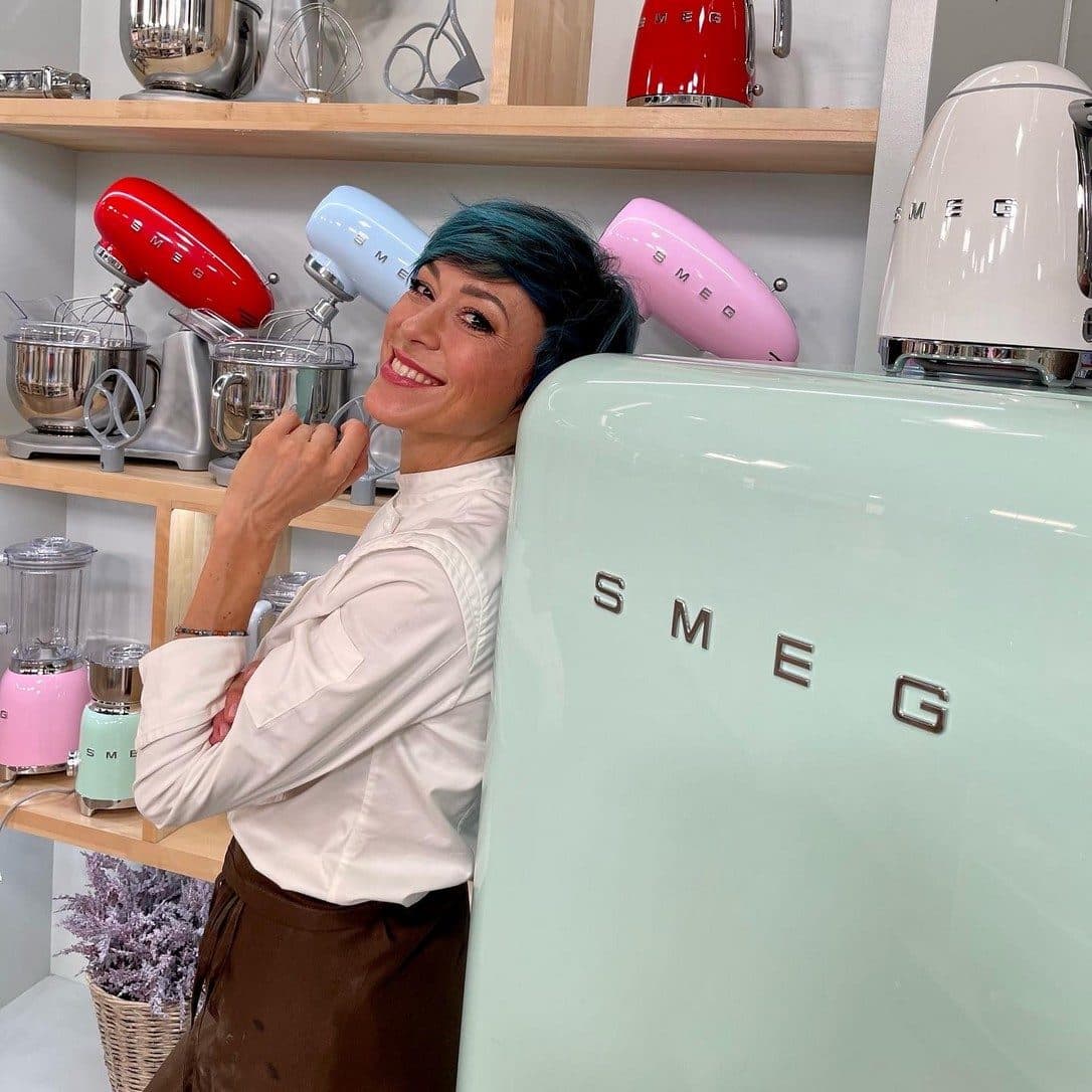 Rubina Rovini accanto agli elettrodomestici SMEG durante la collaborazione da brand ambassador.