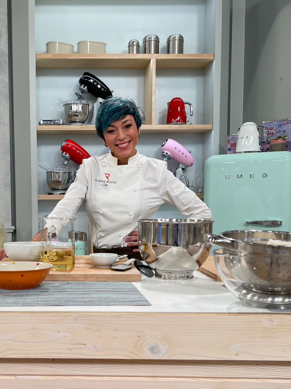 Rubina Rovini sul set televisivo con gli elettrodomestici SMEG.