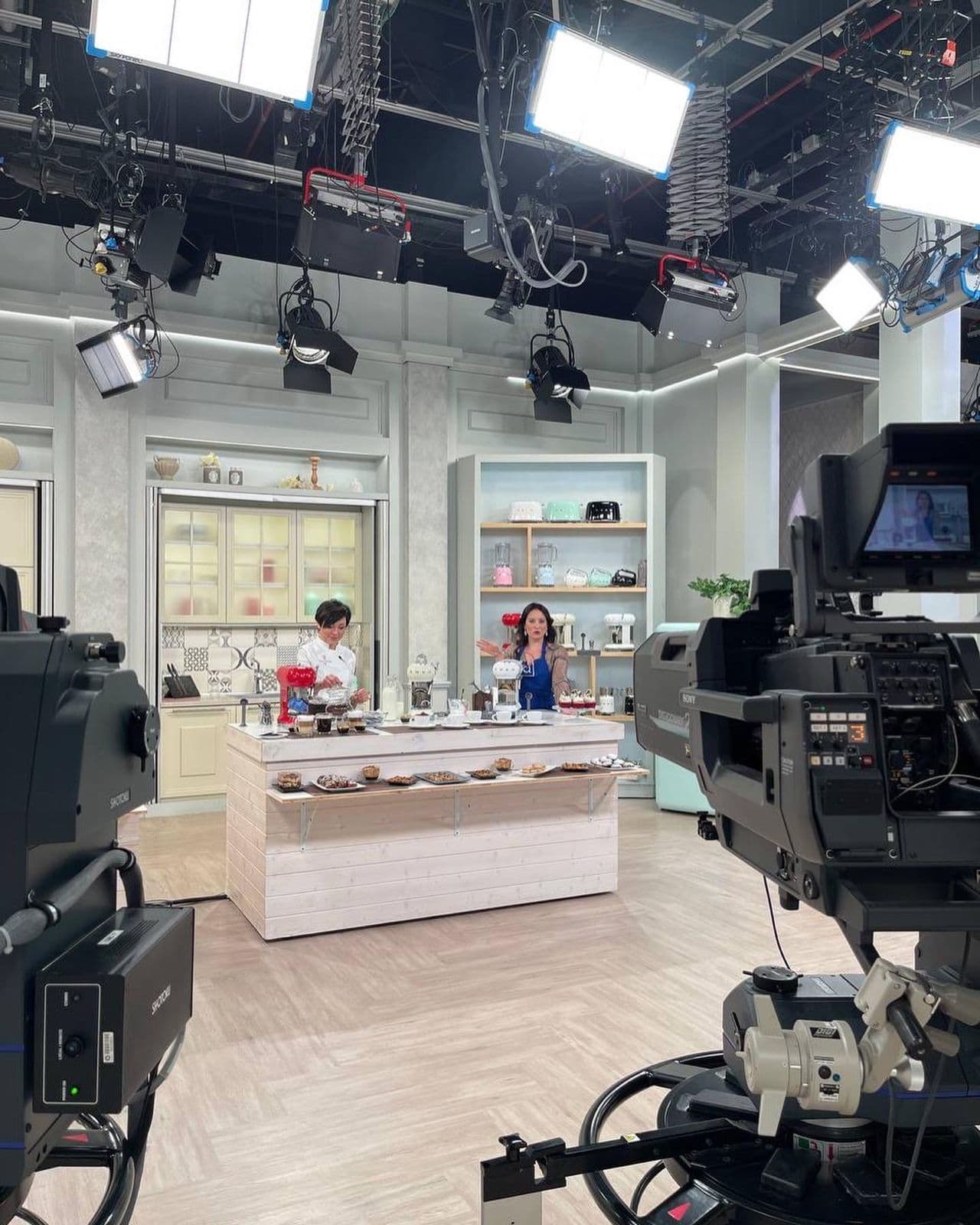 Lo studio televisivo allestito con la cucina SMEG, visto dalle telecamere.