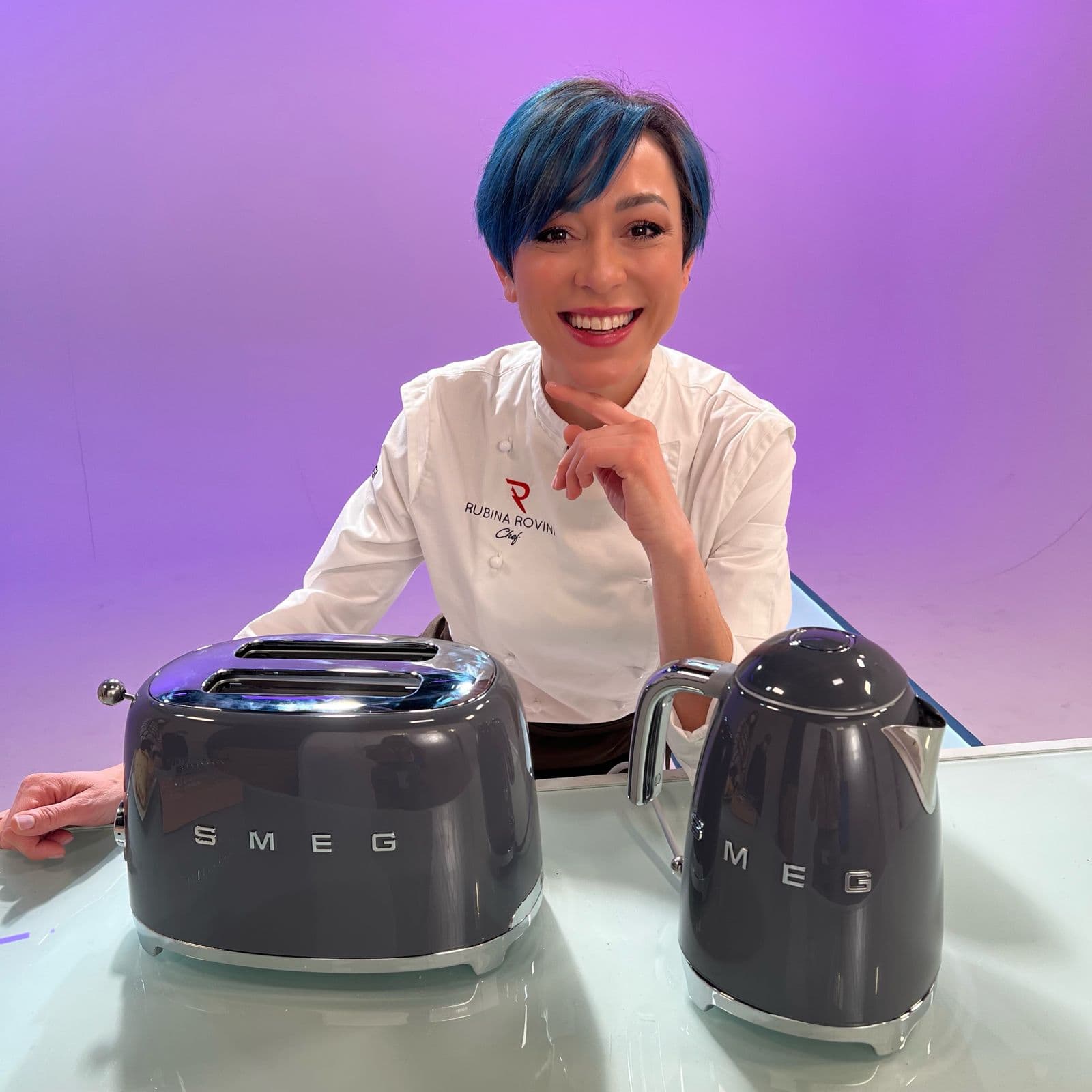 Il tostapane e il bollitore SMEG in primo piano, con Rubina Rovini alle spalle.