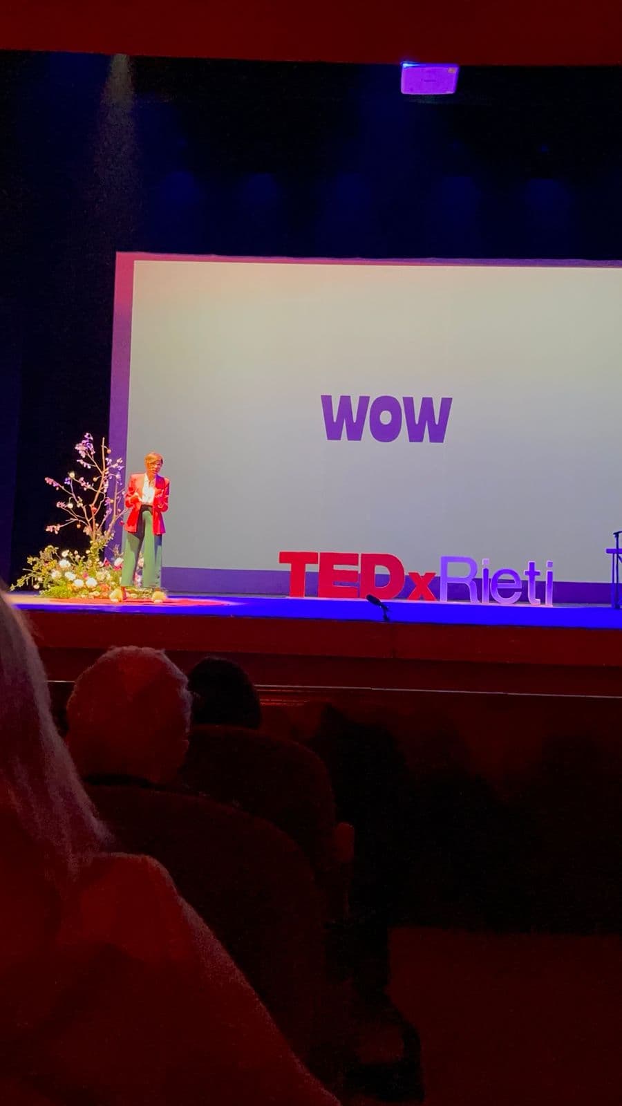 La scritta WOW sullo schermo del TEDx di Rieti, vista dalla platea.