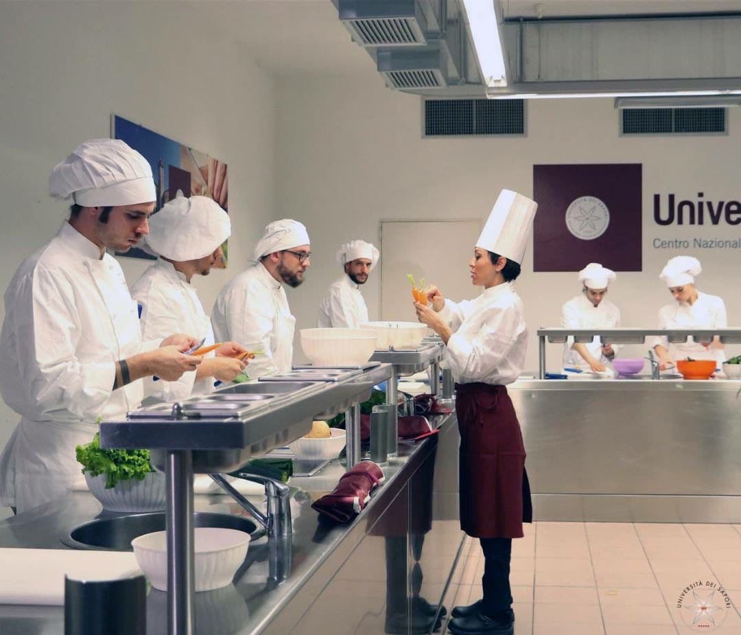 Rubina Rovini insegna agli allievi nel laboratorio dell'Università dei Sapori di Perugia.