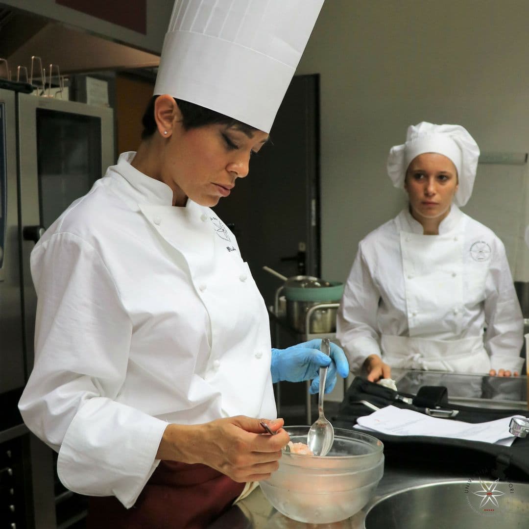 Rubina Rovini mostra una preparazione a un'allieva durante la lezione pratica.