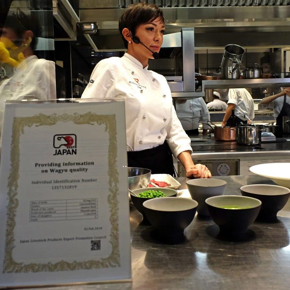 Rubina Rovini in cucina accanto al certificato di qualità Wagyu, durante l'evento in Alice Ristorante.