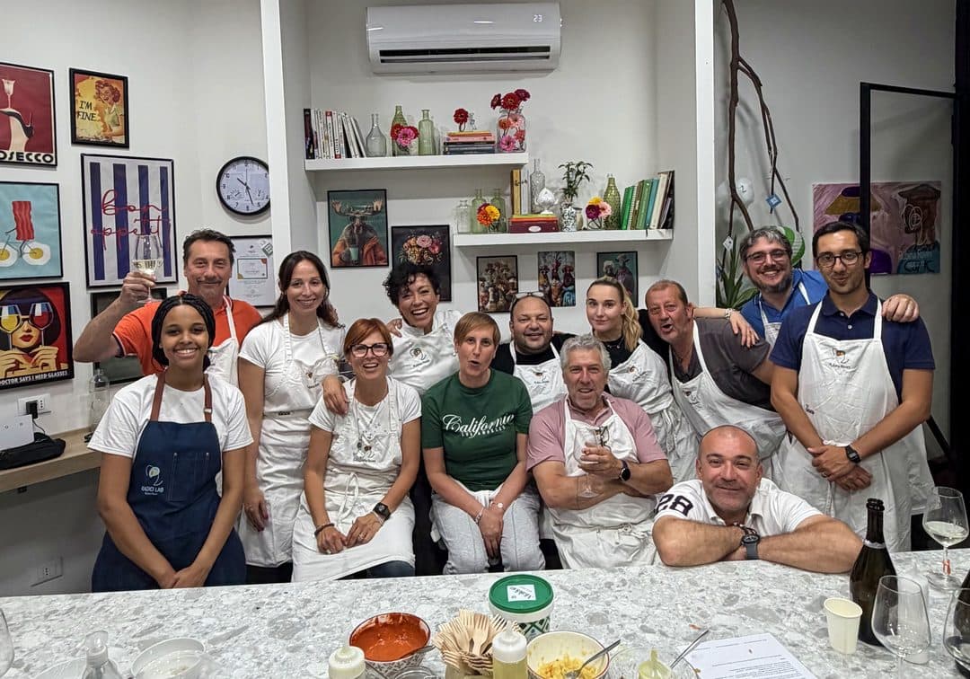 Il gruppo di una serata RADICI Signature posa attorno al bancone di RADICI Lab a Vigevano, a fine cena.