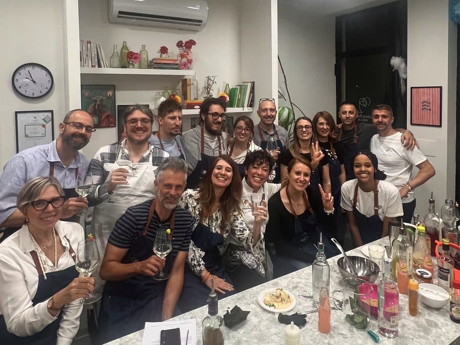 Il gruppo di una serata in RADICI Lab a Vigevano posa insieme a fine esperienza.