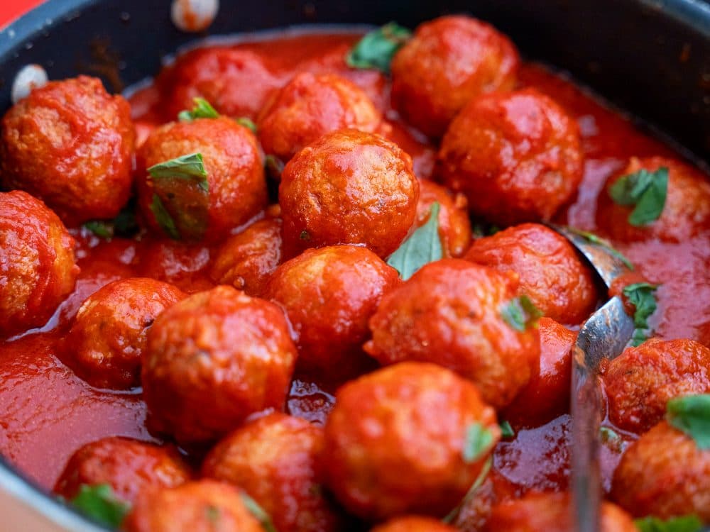 Polpette al sugo di pomodoro con basilico, cucinate in casseruola durante una serata in RADICI Lab.